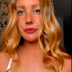 Model Ashley: A Photoshoot of Style and Confidence