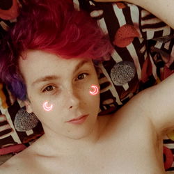 OnlyFans Model Xander: Bold and Youthful Vibe in a Bedroom Scene