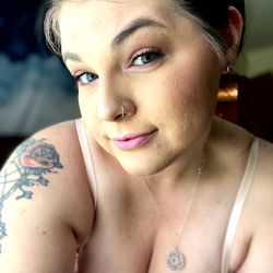 Intimate Portrait of Dreaming Queen ✨