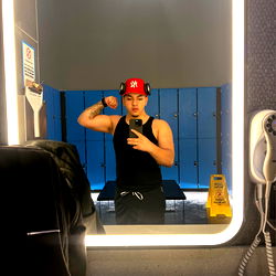 Personal Trainer AK in Fitness Studio