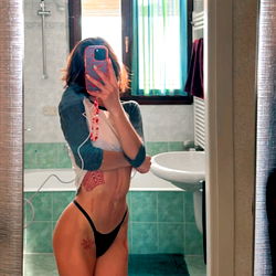 Espon's OnlyFans Mirror Selfie