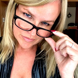 𝗦𝗨𝗠𝗠𝗘𝗥 𝗥𝗢𝗦𝗘 𝗦𝗪𝗜𝗡𝗚𝗘𝗥 𝗪𝗜𝗙𝗘 photo