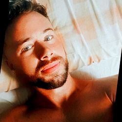 Model pose with onlyfans tag and location