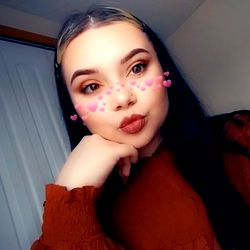 OnlyFans Model AJs_vibe with Heart-shaped Makeup