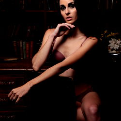 Model Amelia Rose in a Classic Pinup Style