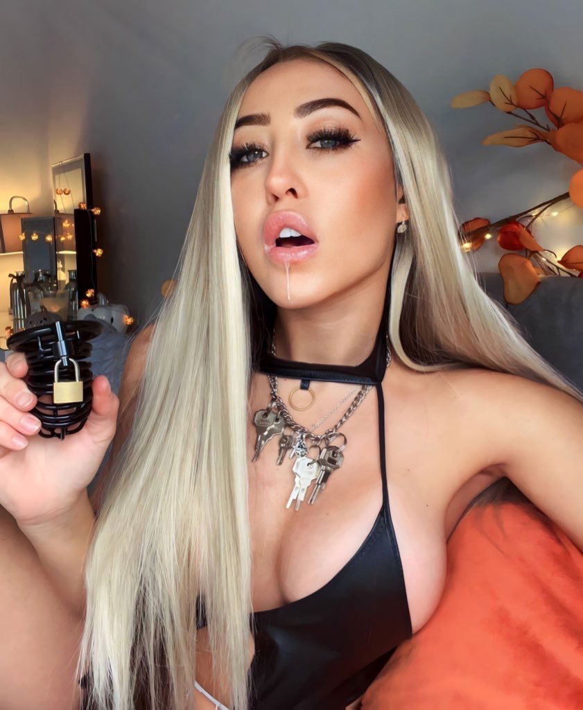 Miss Evie Lock 🖤 photo