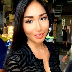 Poupee Thai: A Model in Bangkok