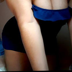 OnlyFans Model Andy, Showing Off Her Fit Figure in a Ridged Crop Top