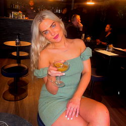 Allthingsfeet posing in a restaurant