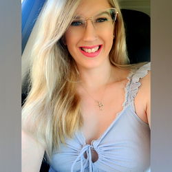 AkwardlizVIP, a model posing for Onlyfans