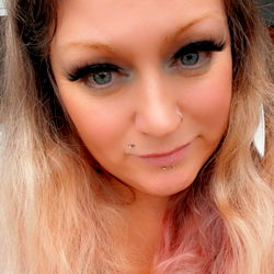 Angel Lynx, Onlyfans Model with Striking Pink Hair and Blue Eye Shadow