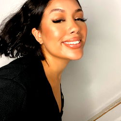 Jordyn: A Model with Smile and Confidence
