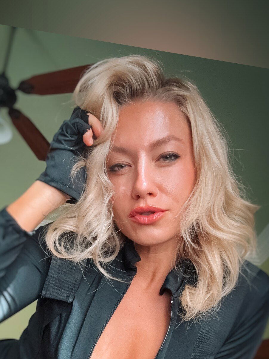 𝑩𝒐𝒎𝒃𝒔𝒉𝒆𝒍𝒍 𝑾𝒊𝒇𝒆 𝑨𝒎𝒚 💋 photo