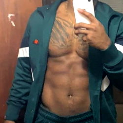 Onlyfans Model Demarius Showing Off Physique in Mirror