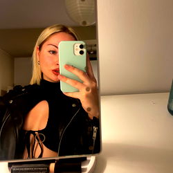 Aixi🎀, Argentine Model's 18+ Photo in a Mirror