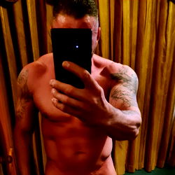 Italian Fitness Model Marcoo Shows Off Physique with Phone