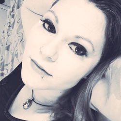 Alice Umbra: The Elegant, Seductive Model