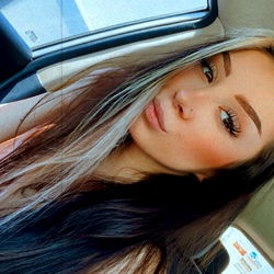 Prizmuh's Vivid Portrayal of Female Beauty