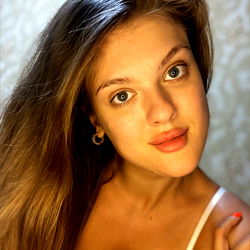 Kriss Berry: Model for OnlyFans, Exudes Confidence