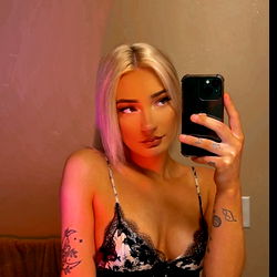 Model Nat with Blonde Hair in OnlyFans Post