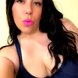 Juicy 🧃💦👄 - Daddy's world, I'm just playing in it 🌍