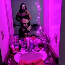 Intimate Glamour: Bobbi Roxx on the Bustling Nightlife Scene