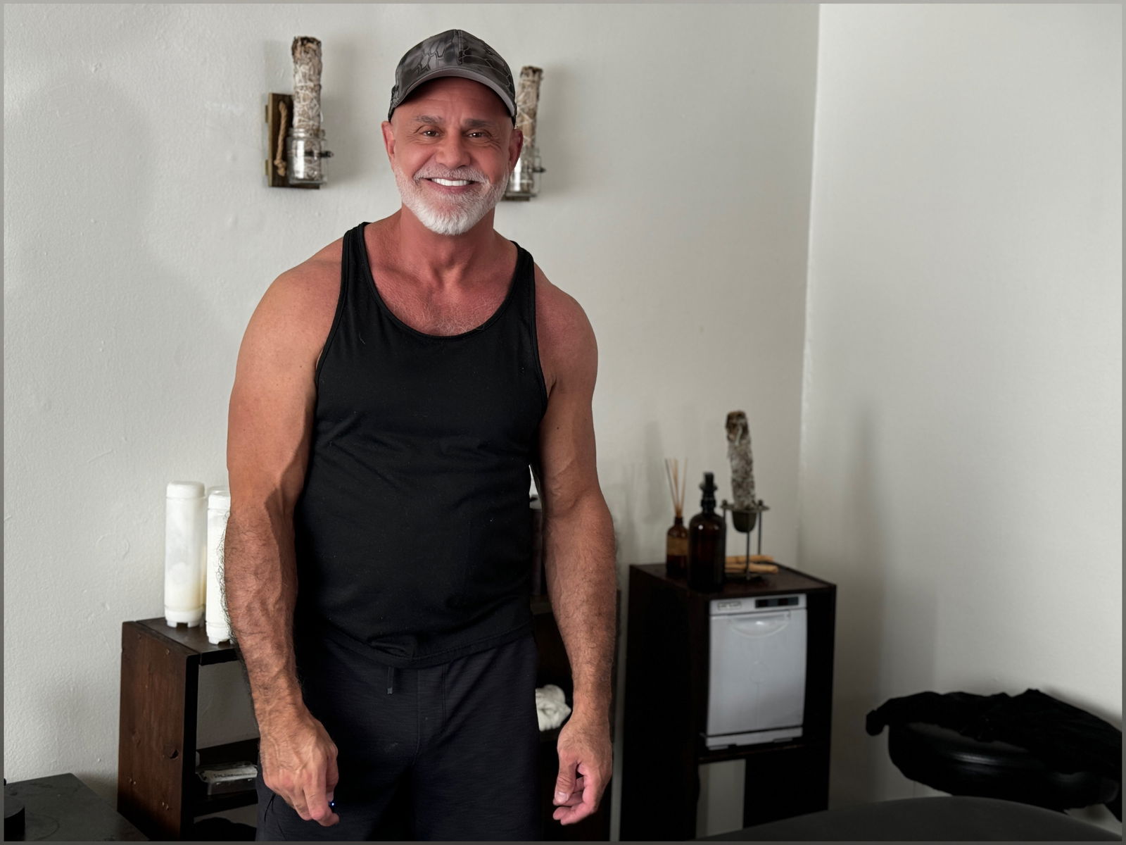 Muscle Daddy Masseur photo