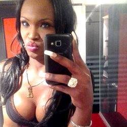 Onlyfans Model AlexandraviP01 Pose for Selfie