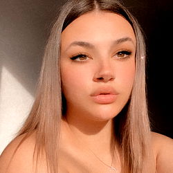 A Model's Portrait: 🔥Scarlett Creed🔥