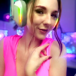 Aladora, a vibrant gaming influencer