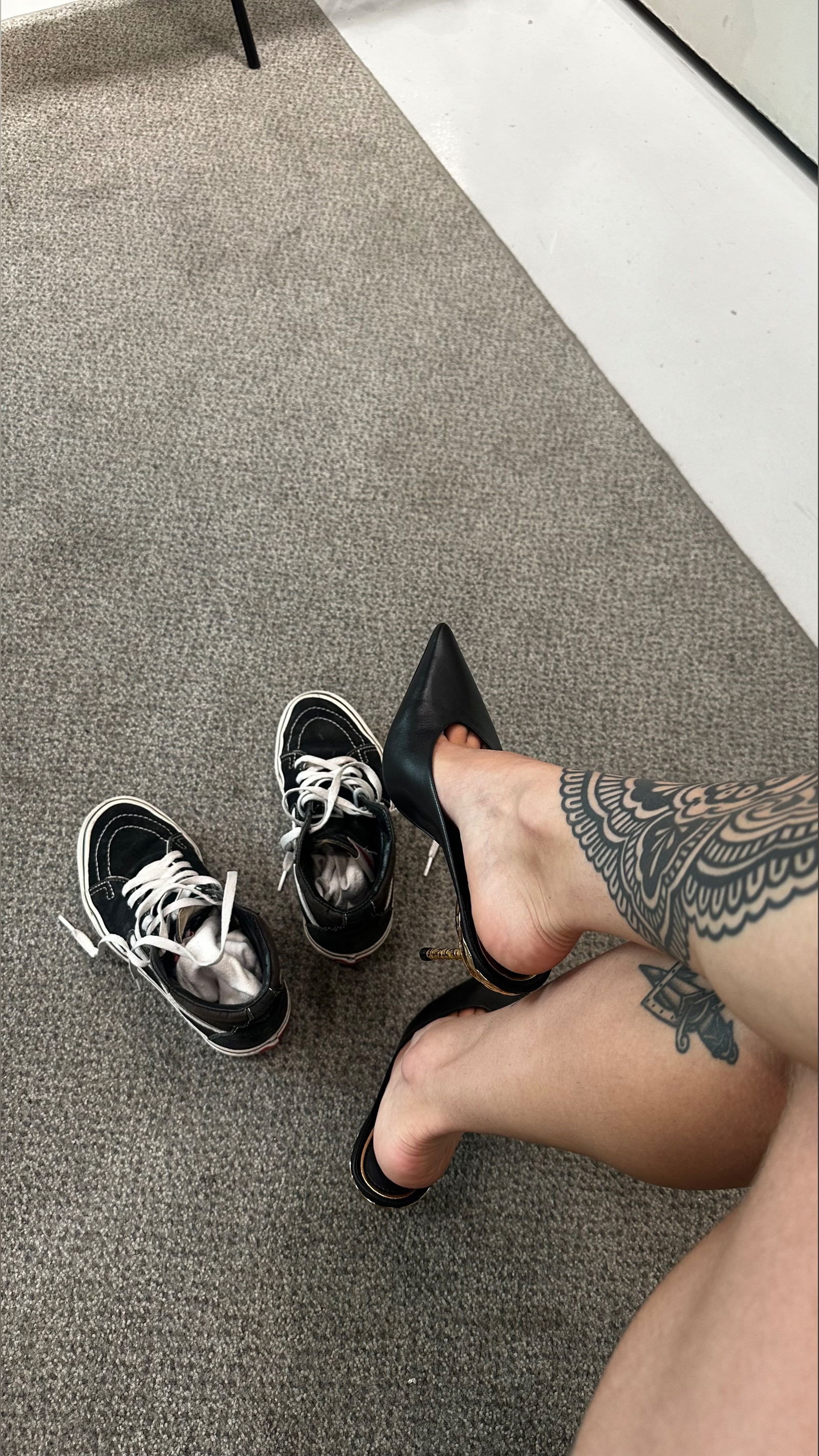 𝐀𝐔𝐑𝐄𝐀 • 𝓯𝓻𝓮𝓮 𝓹𝓪𝓰𝓮 ✨🦶🏻🧎🏻 photo