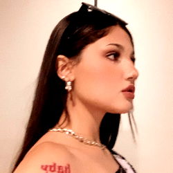 Ariadna: A Model's Life