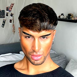 Goldendream: Stylish Hair and Eye Makeup