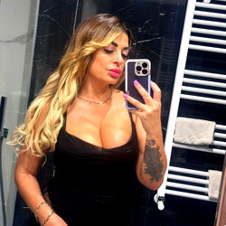 Nandinha 🍑, Italian Adult Model