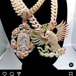 Model Auxxy Papi Showcases Necklace Design