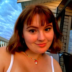 Hailee - Stylish and confident