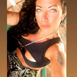 Aganaya, onlyfans model, sharing a selfie in beachwear