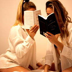 Model Photo with Apple &amp; Peaches from Switzerland