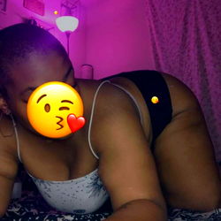 OnlyFans Model 💛Honey💛 Posing for a Selfie