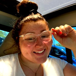 Behind-the-wheel selfie by onlyfans model Chlo, 25 years old