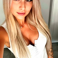 Lisa-Sophie, OnlyFans Model from Germany, Posing in a Casual Outfit with Blonde Hair