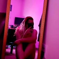 Candid Moment of Onlyfans Model Sunshine in Her Room
