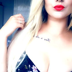 OnlyFans model Alexxx in a floral crop top