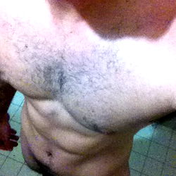 OnlyFans Model Alexmx1986 Shows Off His Abs