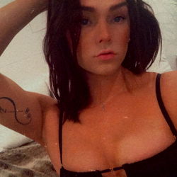 Sexy OnlyFans Model Alexislynnnnn in Intimate Photoshoot