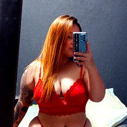 Andree!, a Medellín-based model posing for OnlyFans