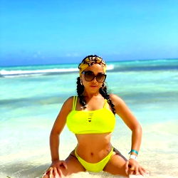 Chiky Hot - Poolside in Paradise