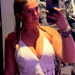 AsstroAshley in Summer Outfit