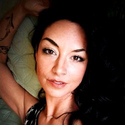 Jackie Artemis: A Model of Style and Confidence