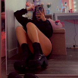 Ari ♡ posing on a mirror